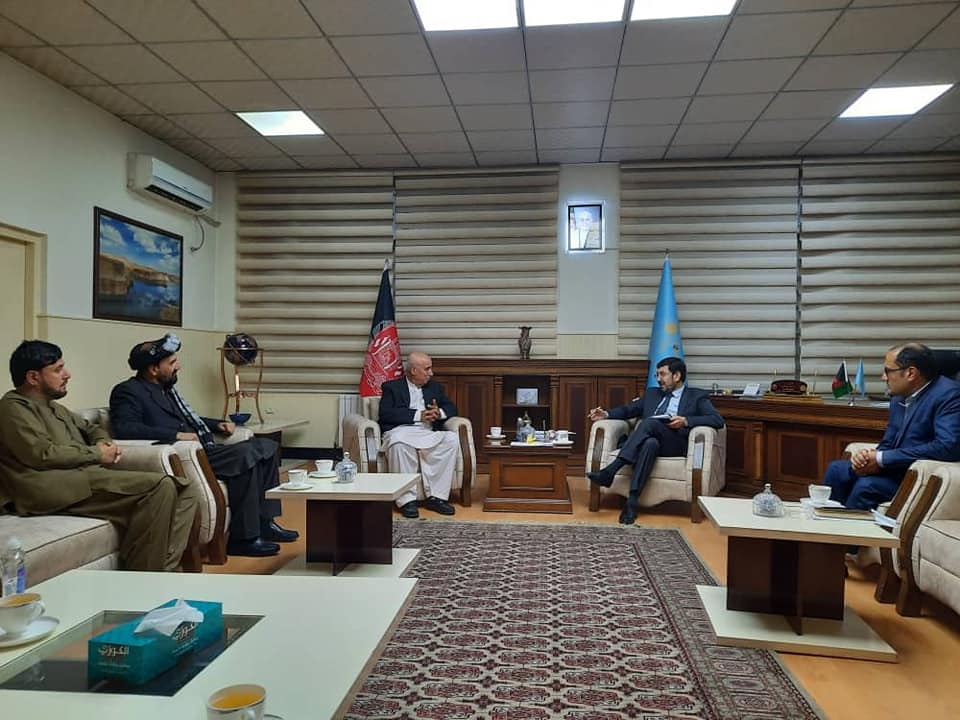 پرون شنبې ورځ ( ۲۳/کب/۱۳۹۹) د شیخ زاید پوهنتون رئیس پوهنمل حسین ګل اریوبي چې د خوست والي تورن جنرال مهمند کټوازی او په ولسي جرګه کې د خوست ولس استازی محترم غفارخان هم ورسره وو، د لوړو زده کړو محترم وزیر دوکتور عباس بصیر سره د پوهنتون یو شمېر اړینو موضوعاتو باندې بحث وکړ. د ناستې په جریان کې د پوهنتون رئیس ښاغلي اریوبي پوهنتون ته د دوامداره برق، احاطې دیوال د شروع کیدو چارو کې چټکتیا ، مجهزه اشپزخانه او طعام خورۍ، د پوهنتون لینډسکېپ اخیستل، جمنازیم، د نجونې لپاره د لیلیې نوې څلور پوړیزه ودانۍ، د کادري روغت