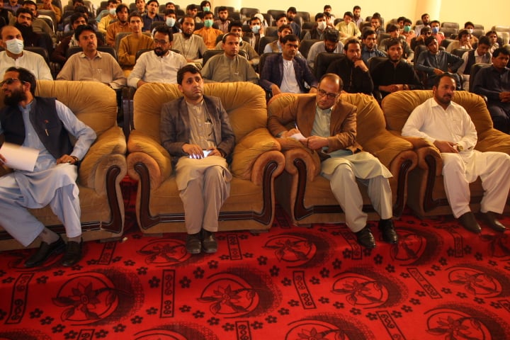  نن چهارشنیې (۱۲/جوزا/۱۴۰۰) د شیخ زاید پوهنتون غونډو په تالار کې د جلالتمآب ولسمشر دوکتور محمد اشرف غني پر کتاب چې د سولې په اړه هر اړخیز معلومات لري، سیمینارونه وړاندې شول.  په غونډه کې د شیخ زاید پوهنتون رئیس پوهنمل حسین ګل اریوبي ترڅنګ د پوهنتون مرستیالانو، استادانو او محصلانو ګډون کړی و. د غونډې په پرانیستونکې وینا کې محترم اریوبي په کتاب کې د لیکل شوې طرحې او وړاندیزونو په تړاو هر اخیزې خبرې وکړې او ویې ویل، چې د خارجیانو وتل افغانستان ته یو تهدید نه بلکې خپلمنځي روغې ته یو غوره فرصت دی، چې بشري او مادي پرمختیا لپاره تر بل هر څه اړین دی.  ورپسې د ژبو او ادبیاتو پوهنځي استاد عبدالصمد روښان او د ټولنیزو علومو پوهنځي استاد محمد عالم ساپي لخوا پر کتاب ( سولې لارنقشه) باندې هراړخیز سیمینارونه وړاندې شول. په سیمینارونو کې دواړو استادانو کتاب ښه شربلای و، چې په نتیجه کې یې د عادلانه او پُروقاره سولې لپاره یو شمېر وړاندیزونه وړاندي کړل.  د علمي چارو مرستیال پوهندوی استاد شفیع ګل شفیقي لخوا سیمینارونه مثبت وارزول شول او استادانو ته یې د مننې ترڅنګ وویل، چې د دوی پشنهادات به د لوړو زده کړو وزارت سره شریک کړل شي.  د یادونې وړ ده، چې شیخ زاید پوهنتون رهبرۍ په اړینو حالاتو کې هروخت د موضوعاتو اړوند علمي سیمینارونه او ورکشاپونه دایر کړي، ترڅو مسایلو ته د حل مناسبې لارې پیدا شي.