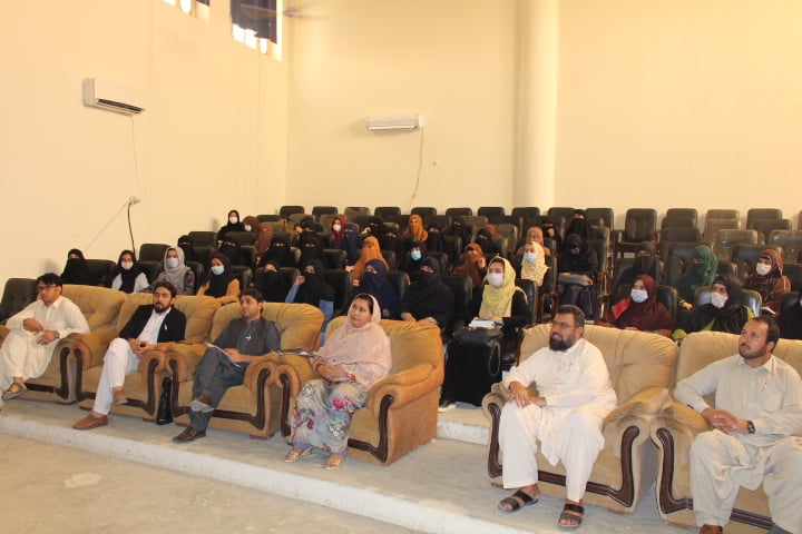  شیخ زاید پوهنتون کې د ملکي خدمتونو دندې ته څنګه ومنل شو تر عنوان لاندې د ور کشاپونو لړۍ پیل شوه