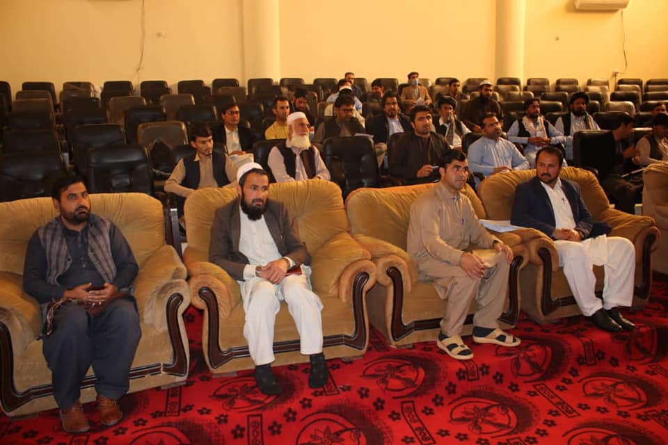  نن ورځ چهار شنبې(۲۷/کب/ ۱۳۹۹) د خان عبدالصمد خان اڅکزي د غونډو په تالار کې د پوهنتون ادري کار مندانو ته د کړنو ارزونې د نوي کړنلارې په اړه یو ورځنی ښوونیز پروګرام وړاندې شو.  یاد پروګرام د قرانکریم د څو مبارکو ایتونو په تلاوت سره پیل شو، ورپسي د سوانحو او ارزیابۍ لوی مدیر محمد الرحمن صبري لخوا د ارزونې نوي سیستم په اړه پکې معلومات ګډونوالو ته وړاندې شول.  د یادونې وړده، چې د پوهنتون اداره وخت پروخت د خپلو کارمندانو ظرفیت لوړونې په موخه دا ډول ښوونیز او علمي پروګرامونه په کار اچوي.